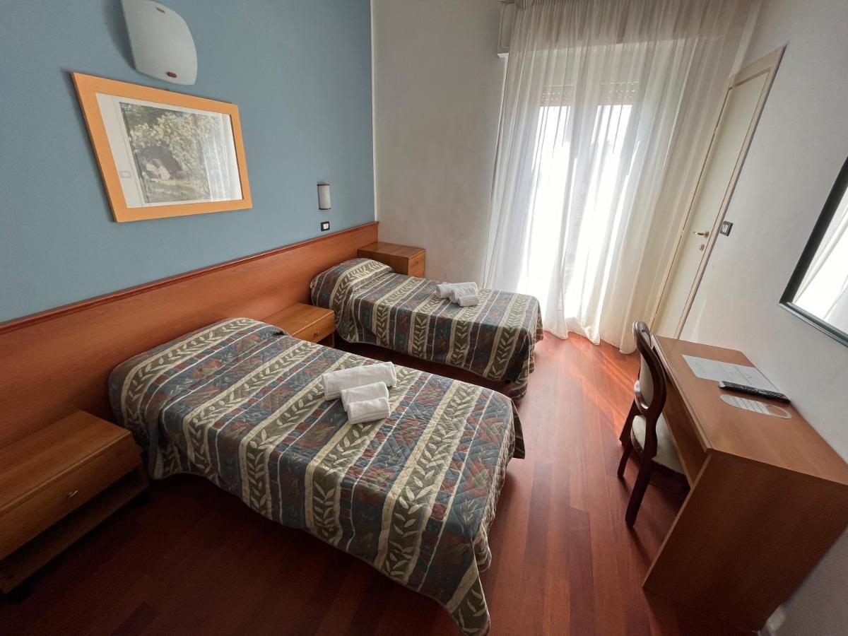 Hotel Stella D'Italia - Nuova Gestione Римини Екстериор снимка
